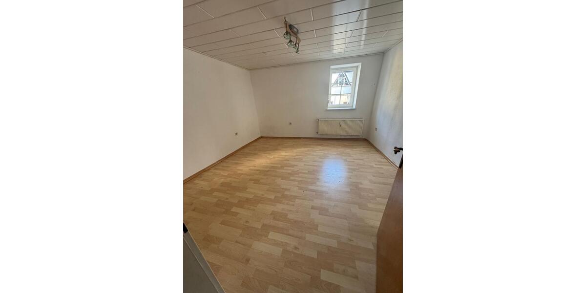 Etagenwohnung Föhren - 8 Zimmer, 224 m&sup2;, 1.600&euro; | Angebot:25553198