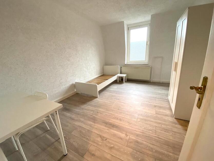 Helles Renoviertes WG Zimmer nahe zur FOM Universität zimmer