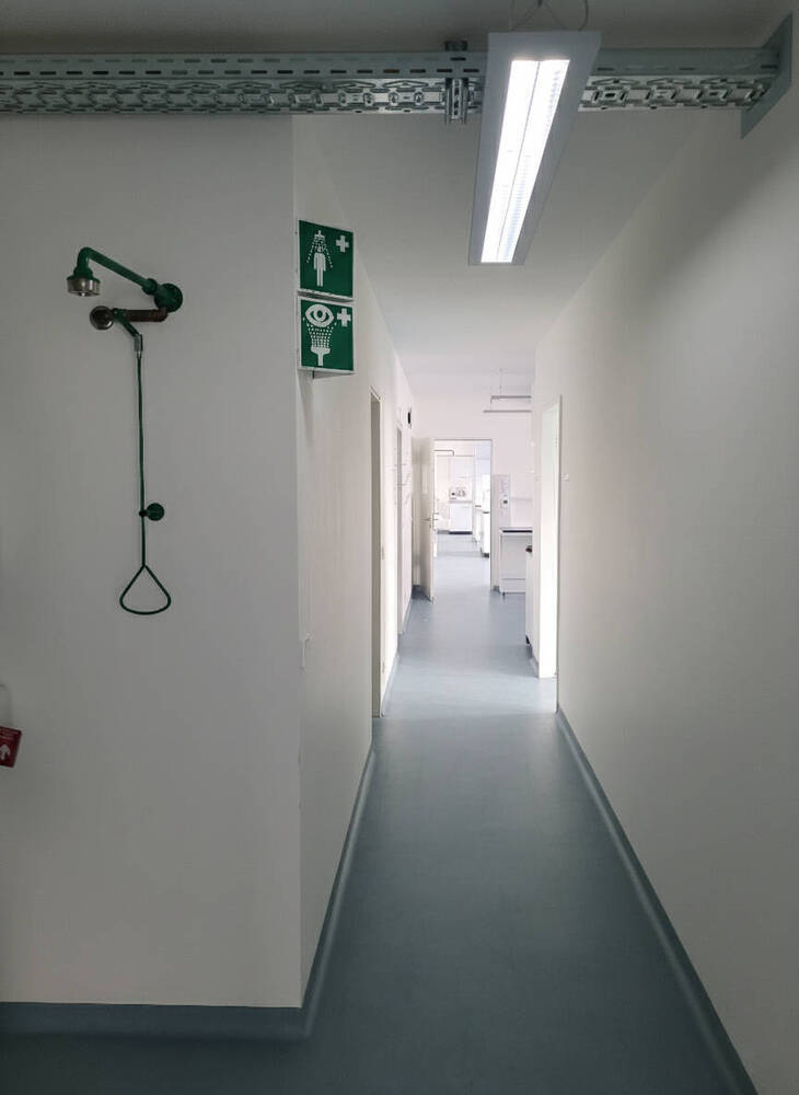 Möblierte Laborflächen in Seenähe