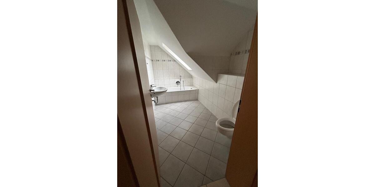 Dachgeschoßwohnung Niedenstein - 4 Zimmer, 94 m&sup2;, 600&euro; | Angebot:25340606