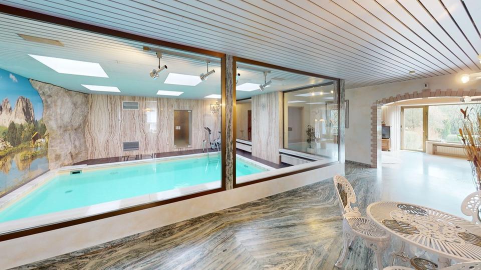 VR IMMO: Exklusive Wohnung mit Innenpool, Sauna und hochwertiger Ausstattung.