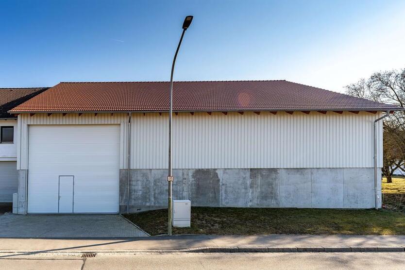 *Neuwertige Lagerhalle zwischen Straubing und Plattling*