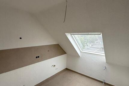* Frisch Sanierte moderne 2-Zimmer Dachgeschoßwohnung *