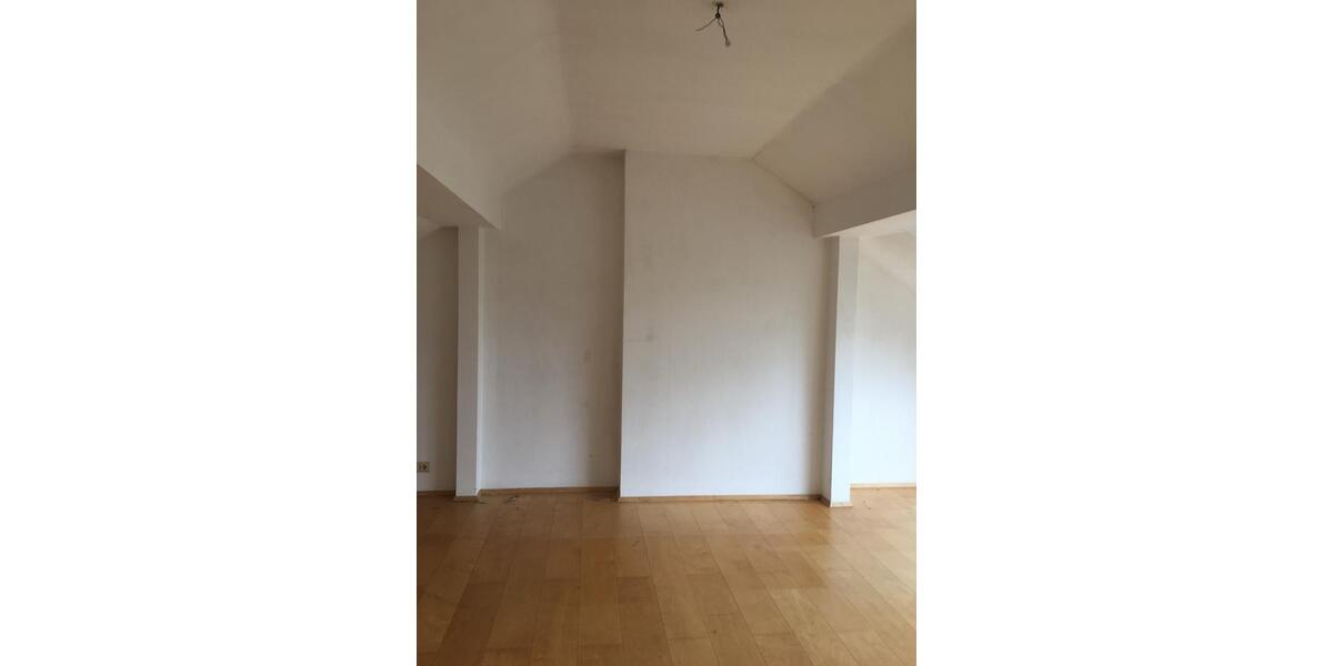 Dachgeschoßwohnung Wiesbaden Biebrich - 2 Zimmer, 85 m&sup2;, 1.090&euro; | Angebot:25239304