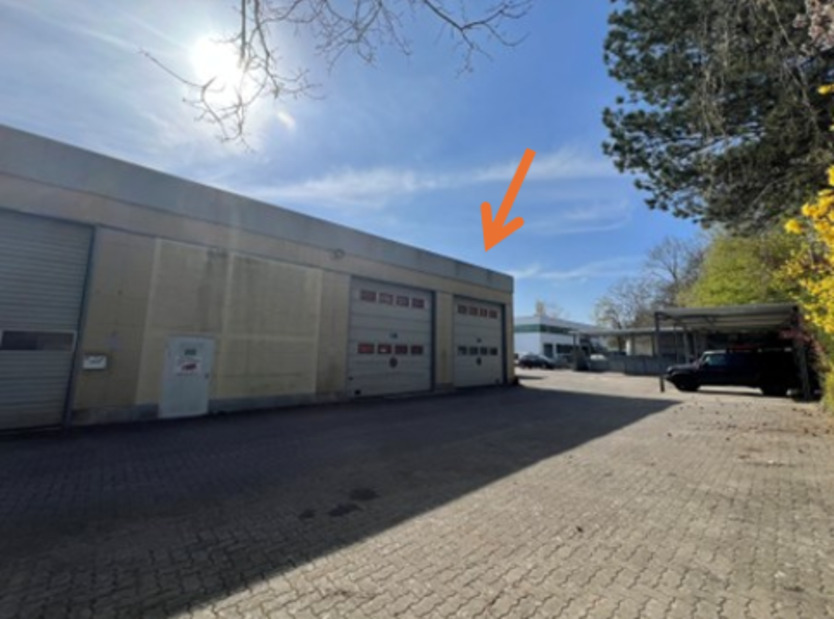 Lagerfläche mit Hochempore und Rolltor in autobahnnahem Gewerbegebiet Gutenbergring