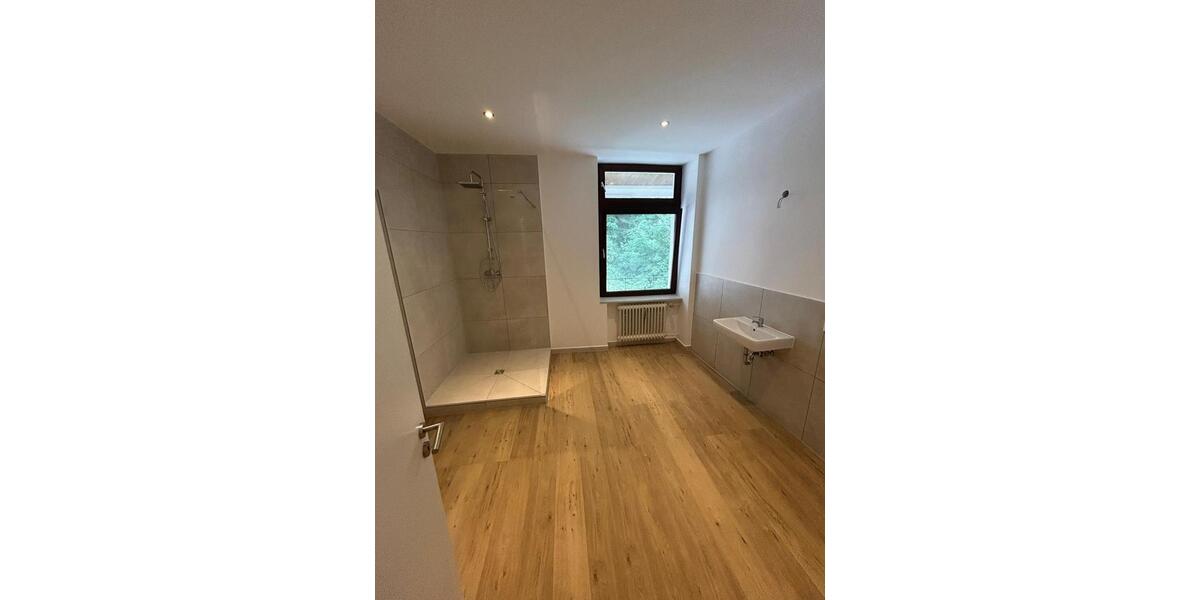 **Kernsaniertes WG-Zimmer mit Einbauküche und Balkon in Wuppertal** 1 zimmer