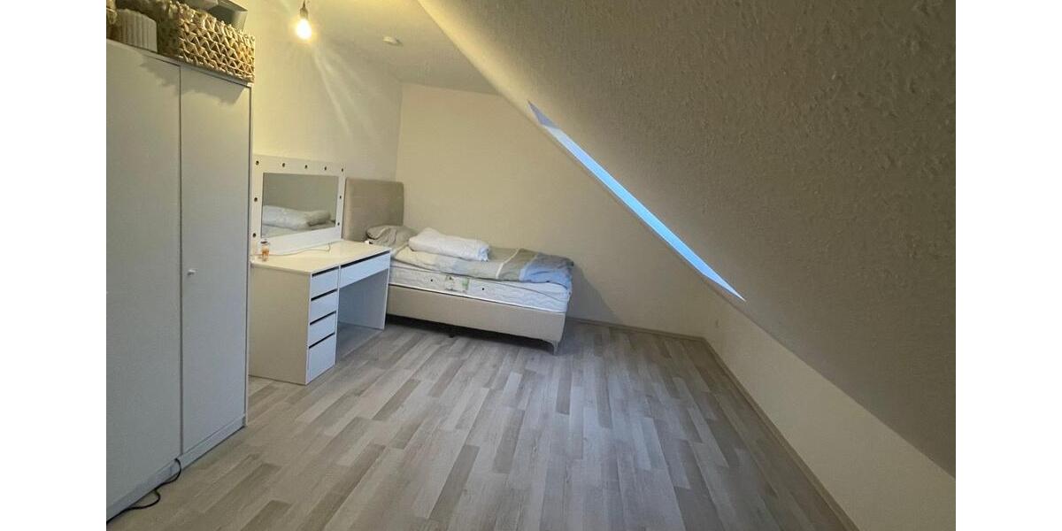 Dachgeschoßwohnung Hannover Herrenhausen-Stöcken - 4 Zimmer, 100 m&sup2;, 1.250&euro; | Angebot:25959114