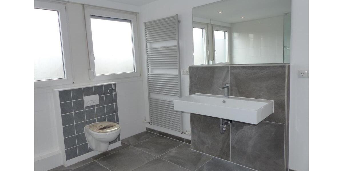 Helle, modernisierte 3-Zimmer Wohnung im DG mit Garage 3 zimmer