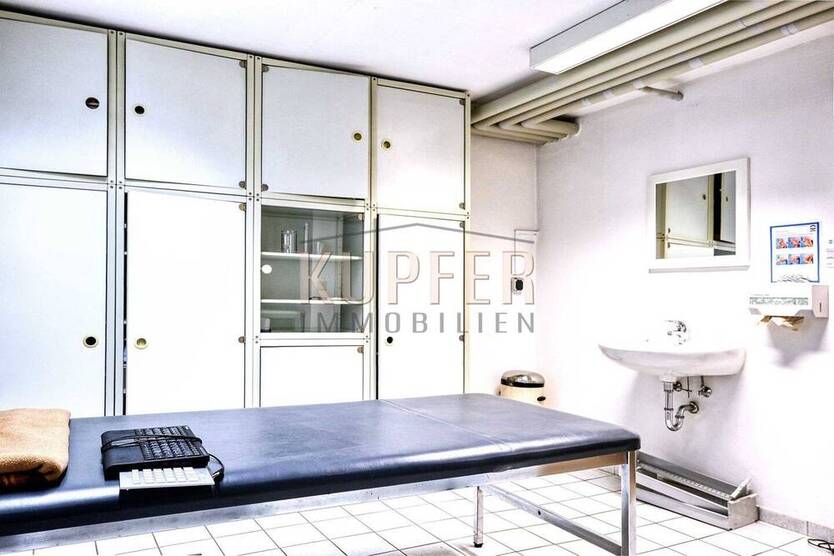 Repräsentative Büro-Praxisfläche mit Terrasse und Garten!