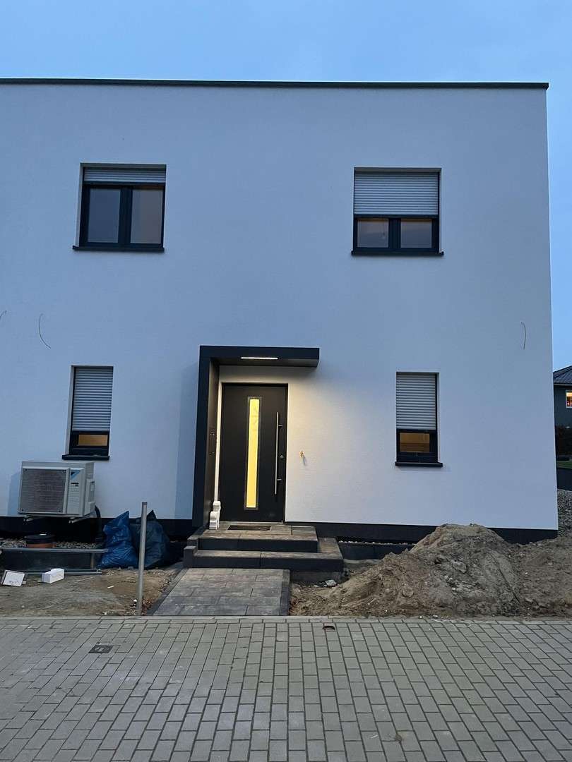 Haus zum Mieten in Ludwigsfelde 2.150 € 130 m² 4 zimmer