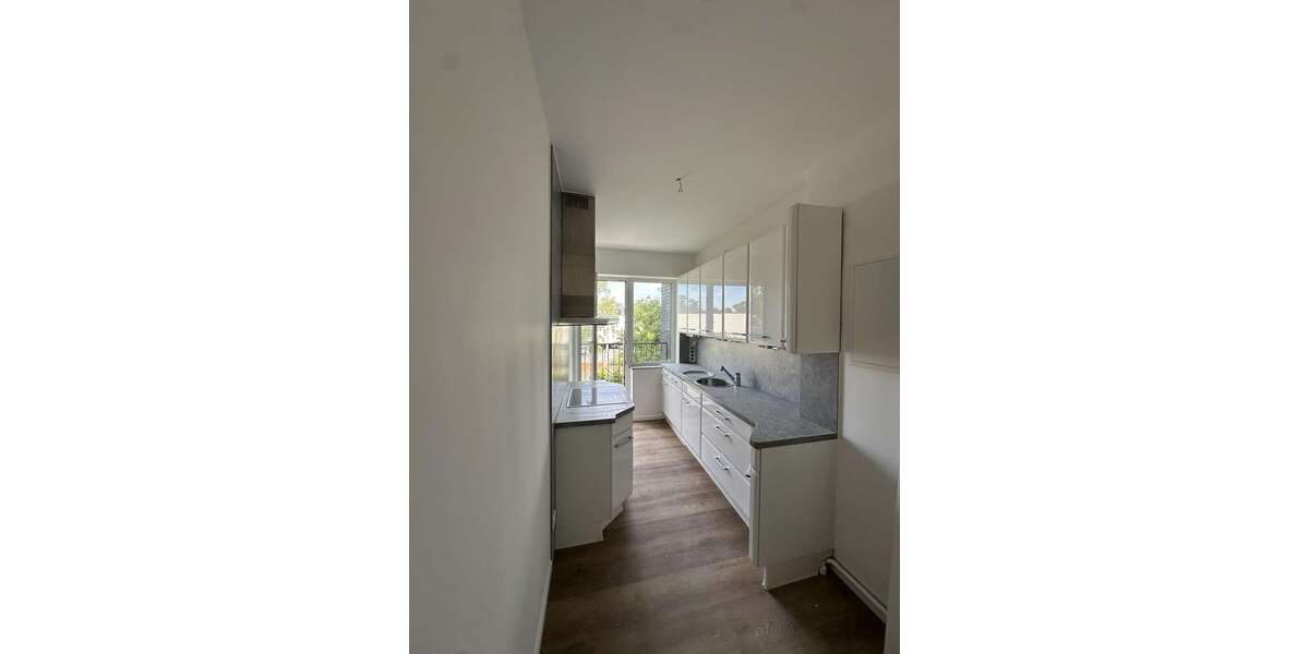 Etagenwohnung Neuss - 2 Zimmer, 81 m&sup2;, 1.200&euro; | Angebot:27031800