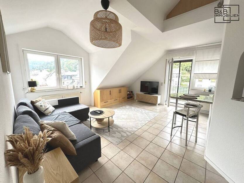B & B Immobilien:Charmante 2,5-Zimmer-MaisonetteWohnung im Dachgeschoss - 66 m² mit Balkon