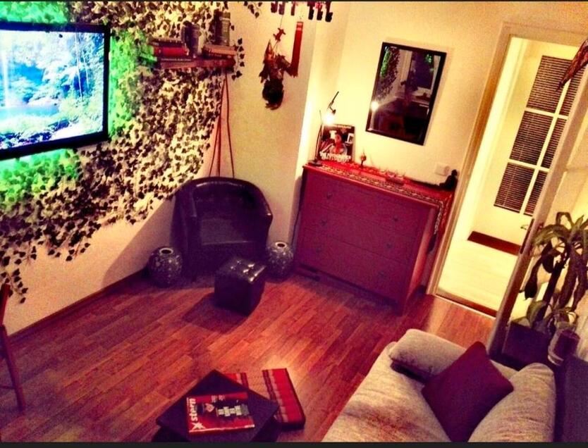 Für 1-3 Monate: Möbiliertes Zimmer in 80 qm Wohnung in Schwabing
