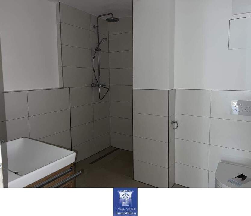 Liebevoll und modern sanierte Wohnung im Erstbezug! Erker, Fußbodenheizung, Parkett! 3 zimmer