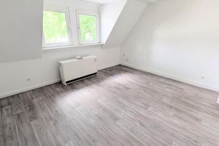 **Garten gefällig? +ca. 60m² Wohnung +MansardenZimmer +modernes Tageslichtbad +eigener Garten**