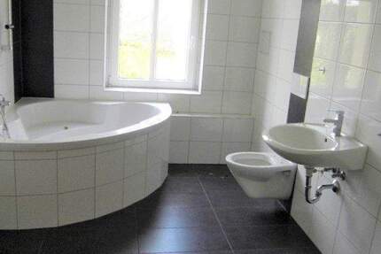 ***Hergeschaut*** Dachgeschoss mit schickem Tageslichtbad, Eckbadewanne und kleiner Dachterrasse