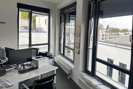 Heller und stilvoller Büroarbeitsplatz in attraktiver Bürogem. zimmer
