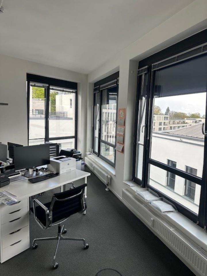 Heller und stilvoller Büroarbeitsplatz in attraktiver Bürogem. zimmer