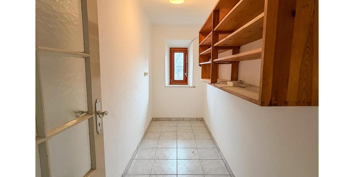 Maisonettenwohnung Tittmoning - 9 Zimmer, 300 m&sup2;, 1.900&euro; | Angebot:25851402