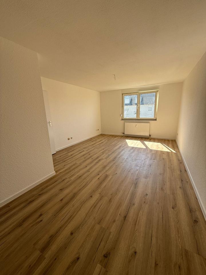 Sanierte 2 Zimmer Wohnung mit TG Stellplatz in MA Niederfeld zimmer