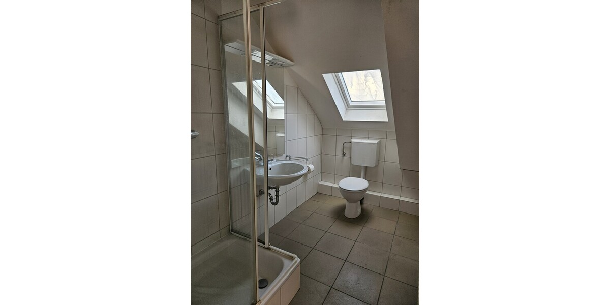 Moderne Dachgeschosswohnung in ruhiger Lage 4 zimmer