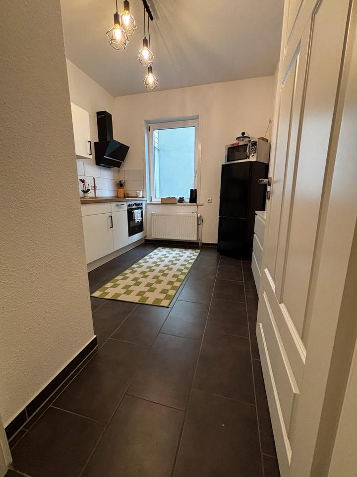 Helle 4-Zimmer-Wohnung (90m²) mit Einbauküche und Keller zimmer