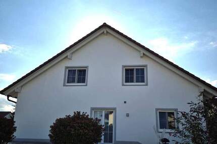 Helle, moderne Doppelhaushälfte , Balkon, Garten, und Garage 4 zimmer