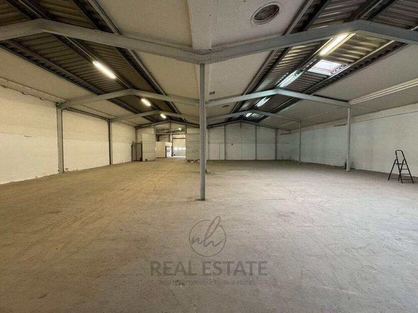 ebenerdiges Lager mit ca. 640 m² und Rolltor in Hamburg Rothenburgsort