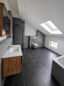 ERSTBEZUG: GROß, MODERN, ENERGIEEFFIZIENT - Doppelhaushälfte Großmehring | Angebot:26984376