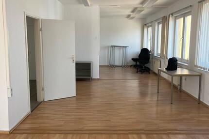 Bürofläche in der Sachsenhausener Straße 23A. 2, 3, 4, 5 oder 6 Büroräume auf 122 m² zimmer