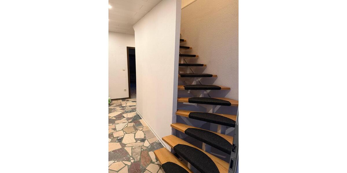 Einfamilienhaus mit 2 Ebenen zur Vermieten (Wohnung )stockheim 6 zimmer