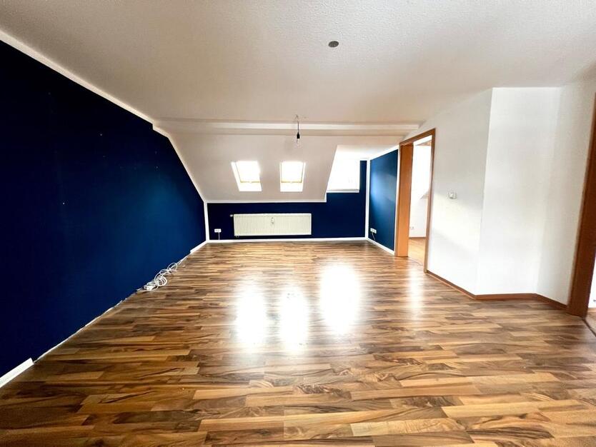 Moderne 3-Zimmer-Dachgeschoßwohnung mit Einbauküche – Zentral gelegen