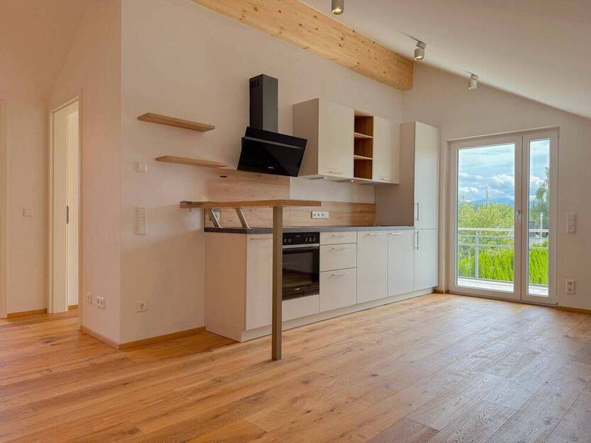 *** Gemütliche Dachgeschoss-Wohnung *** hochwertig ausgeführt und mit vollständiger Einbauküche ***