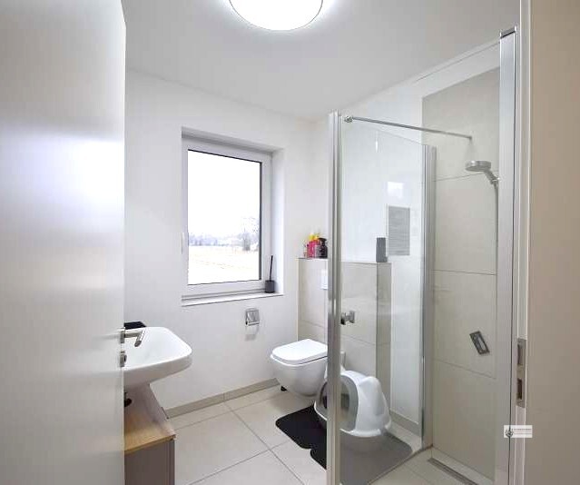 Neu ab 1.7.26 für 2 Personen 2-Zimmer-OG-Wohnung KfW 40+ Bauweise + Aufzug + Balkon + Carport - Etagenwohnung Weyhe | Angebot:25080176