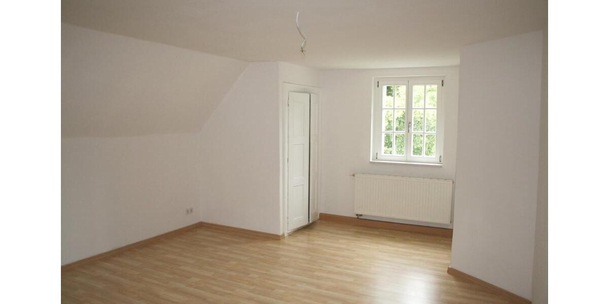 Dachgeschoßwohnung Gornsdorf - 3 Zimmer, 109 m&sup2;, 650&euro; | Angebot:21021414