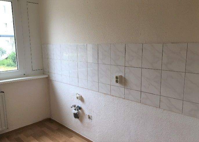 Großes Wohnzimmer mit Balkon! 2 zimmer