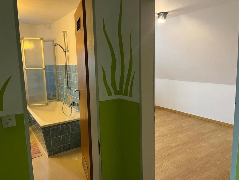Dachgeschoßwohnung: 2 Zimmer, Küche, Bad mit Einbauküche