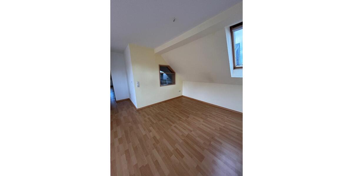 Dachgeschoßwohnung Niedenstein - 4 Zimmer, 94 m&sup2;, 600&euro; | Angebot:25340606