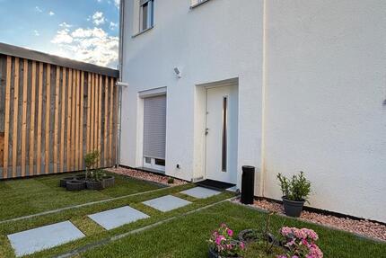 Möblierte 2-Zimmer-Wohnung Reihenmittelhaus mit eigenem Garten zimmer