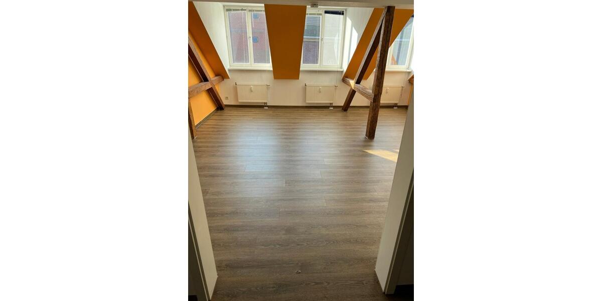 Frisch renovierte 2-Zimmer-Dachgeschosswohnung in Zentrumslage 2 zimmer