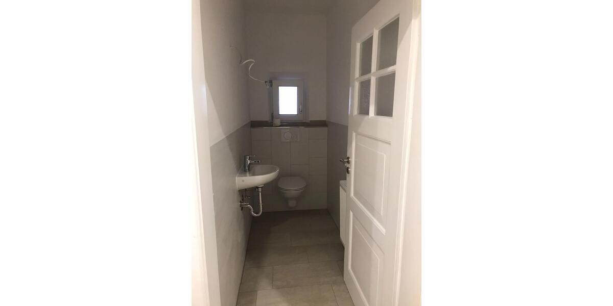 Renovierte Wohnung (Erstbezug Parterrre mit Garten und Balkon) 5 zimmer