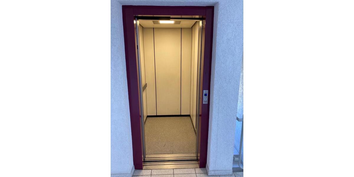 Dachgeschoßwohnung Reutlingen Altenburg - 3 Zimmer, 81 m&sup2;, 1.130&euro; | Angebot:26660149