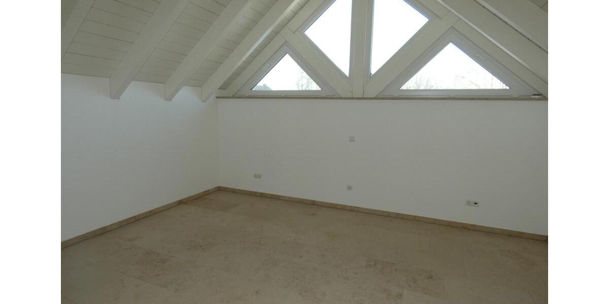 Dachgeschoßwohnung Finningen - 3 Zimmer, 126 m&sup2;, 820&euro; | Angebot:24865096