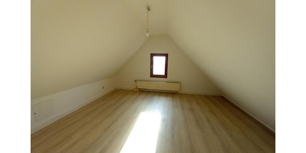 Dachgeschoßwohnung Crimmitschau - 3 Zimmer, 54 m&sup2;, 359&euro; | Angebot:24252542