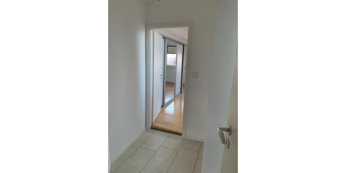 Dachgeschoßwohnung Petersberg - 4 Zimmer, 110 m&sup2;, 1.049&euro; | Angebot:26677541
