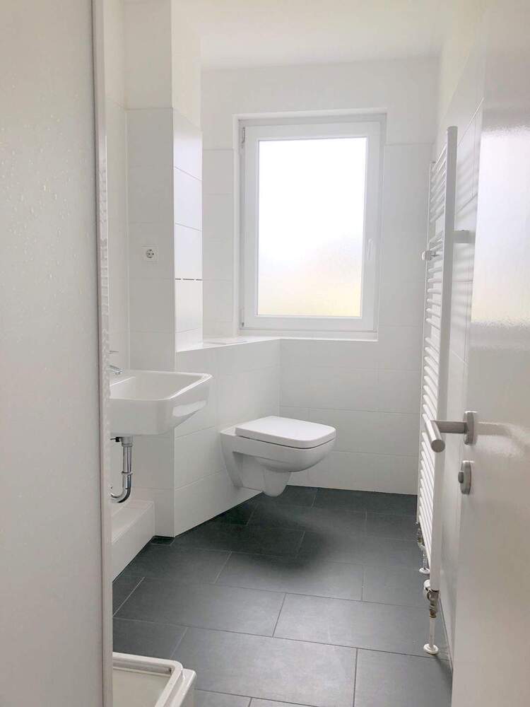 ** MODERNISIERTE 3 Zimmer Wohnung MIT GROßEM ESSPLATZ, BALKON UND NEUEM DUSCHBAD**