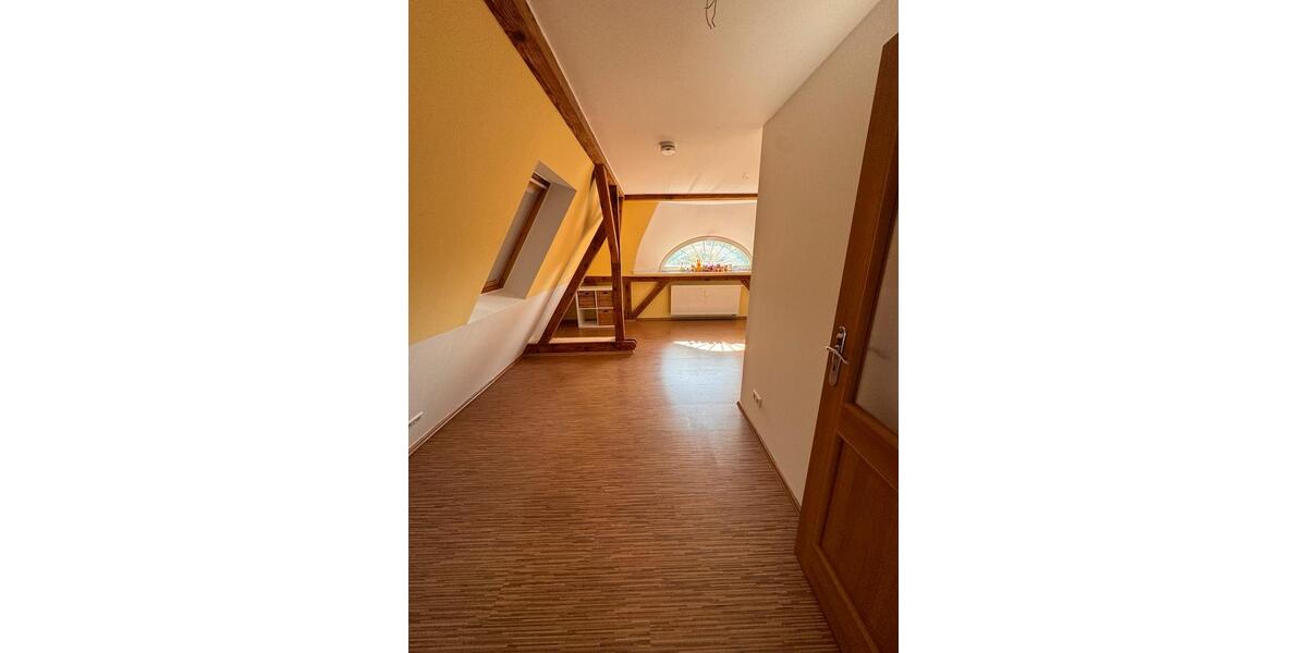 Helle 4-Zimmer Dachgeschoss-Maisonette mit Balkon 7 min zum bhf 4 zimmer