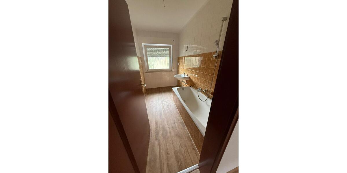 Ab sofort frei: Großzügige, renovierte 4-Zimmer-Wohnung (ca. 115 4 zimmer