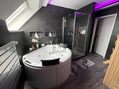 LUXURIÖS MÖBLIERTE WOHNUNG MIT WELLNESSBEREICH - Dachgeschoßwohnung Geesthacht | Angebot:26176205