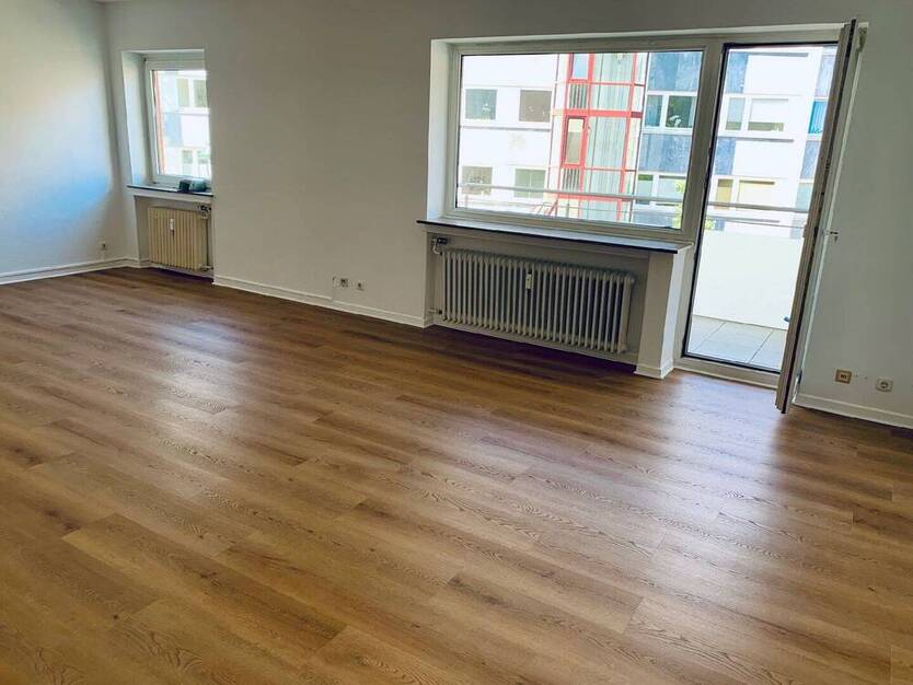 Renovierte 2-Zimmer-Wohnung mit 2 Balkonen 2 Stellpl. in Bestlage von D-Oberkassel